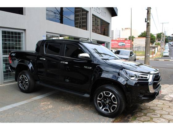 TOYOTA HILUX 2.8 D-4D TURBO DIESEL CD SRX PLUS 4X4 AUTOMÁTICO